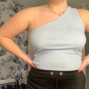 Topp till sommar - Jättefin enarms topp användes ungefär 3 ggr i somras. Jätteskön och luftig perfekt till värmen