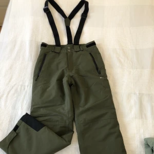 Skidbyxa ”Lindvallen” strl: X-Small - Skidbyxa ”Lindvallen” unisex från lager 157, storlek XS. Avtagbara hängslen. Använd endast 2 ggr, kläderna är i mycket fint skick. Pris: 200:-  