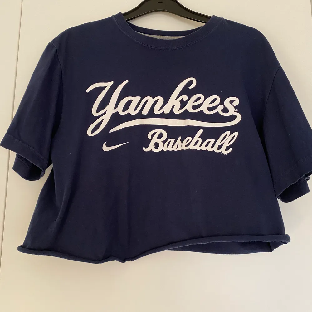 Mörkblå cropped vintage t-shirt från nike med yankees tryck. Storlek M, använd enstaka gånger. Köparen står för frakten 🦋. Skjortor.