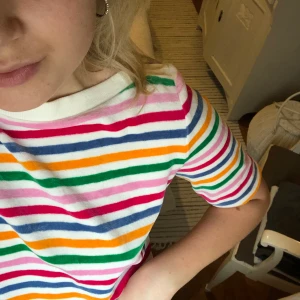 Färgglad tröja  - Jätteskönt material! Jag har klippt ärmarna på tröjan men man ser knappt att jag klippt. Från & Other stories