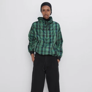 Rutig jacka - Rutig anorak från Zara!! Hade verkligen velat att denhär passade mig men de är för liten:(( så aldrig använd och toppskick👏🏼väldigt tunn så perfekt att ha typ i vår eller sommar🌞buda i kommentarerna om fler är intresserade🤝köpare betalar frakt 📦 