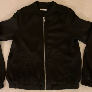 Black bomber jacket - Black bomber jacket with two pockets.