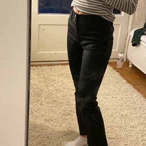 Vaxade jeans - Säljer ett par vaxade jeans som likar skinn byxor. Skit snygga och går att matcha med mycket! Dom är insydda i midjan på två ställen och har inga fickor. Står ej för frakten❤️