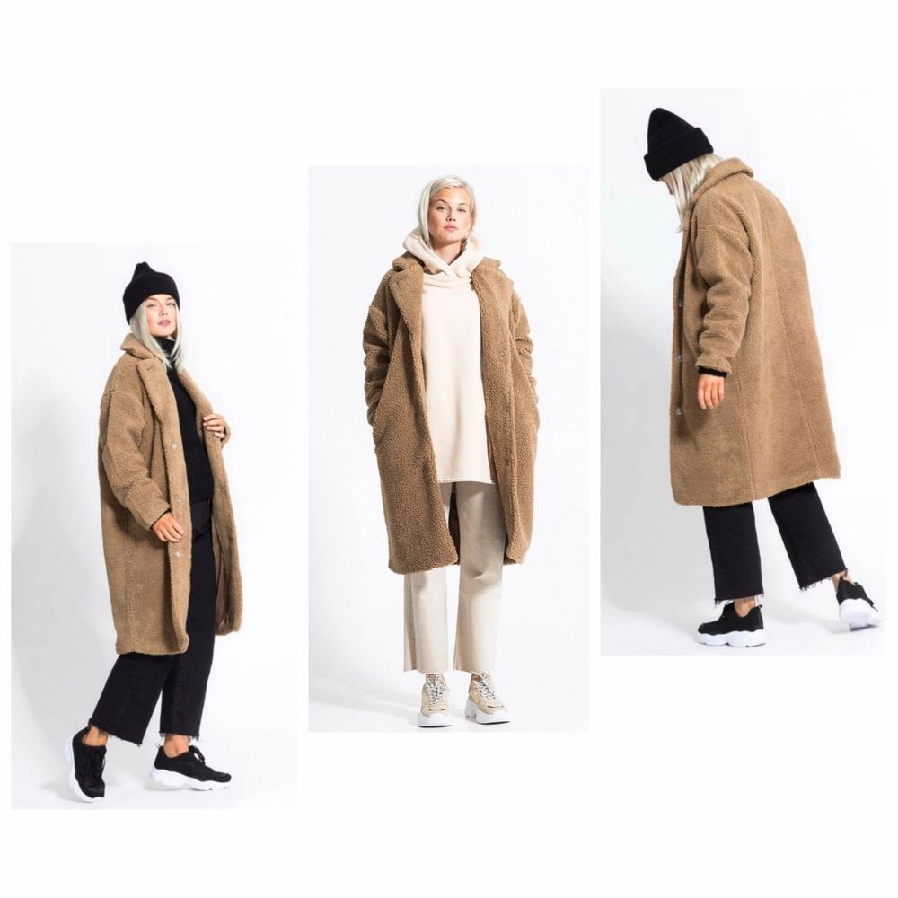 Pilekappa Iris från lager 157 Storlek: XS/S (34-36-38 ?) Skick: Ny, aldrig använt. Etiketten saknades när jag köpte kappan/jackan och var sista storleken. Men som ni ser på bilderna så finns andra etiketter/knappar på osv. Frakt tillkommer.. Jackor.