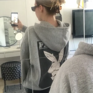Playboyhoodie - En skitsnygg oversize hoodie som tyvärr inte kommer till användning, är det många som är intresserade så buda i kommentarerna exklusive frakt. Ligger just nu på 200kr