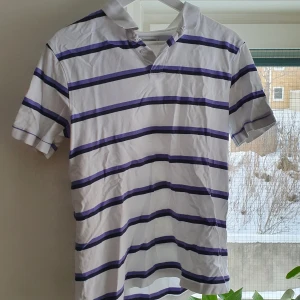 Randig skjorta - Super fin skjorta som jag tyvärr inte använder längre. Det står xl i den men tror den skulle passa m-xl 💕 frakt är inkluderat i priset 