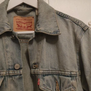 Levis - Jeans jacka från Levis i troligtvis stl M (då lappen är borta, obs herrmodell). Den är i fint skick och passar även mindre stl beroende på hur man vill att den ska sitta. 