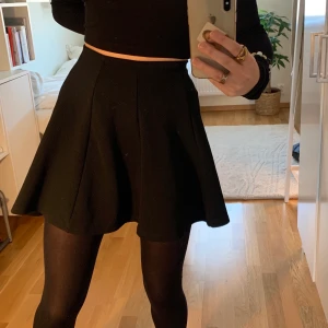 Svart minikjol - Säljer denna superfina svarta minikjolen som endast blivit använd en gång!! 💞 köparen står för frakten men jag möter även upp i Lund💞 
