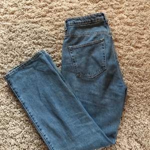 Blåa jeans från weekday i modellen rowe, en rak model. Bra skick. Fler bilder på passform kan skickas vid förfrågan.