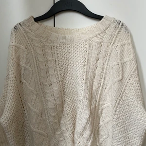 Stickad tröja - Vit stickad tröja. Använd men inga felaktigheter!