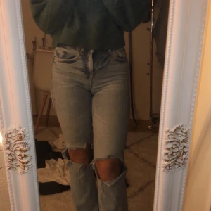 Blå jeans - Blå jeans med hål🦋✨