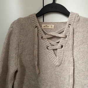 Stickad tröja från Hollister - Beige stickad tröja från Hollister. JÄTTEskön i tyget!!