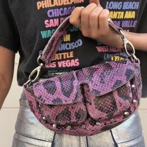 Unlimit bag snake print - Rockig unlimit väska med unikt print i nyskick! Köpt för 1399 kr och använd varsamt. Tillkommer även ett längre axelband