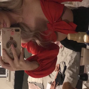 Röd topp - Röd topp storlek 34 