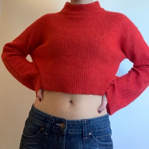 Orange stickad tröja  - Mysig stickad tröja!! Croppad och hög krage. Älskar verkligen denna, men det är dags att säga hejdå. Lite nopprig, men ändå i ett bra skick.