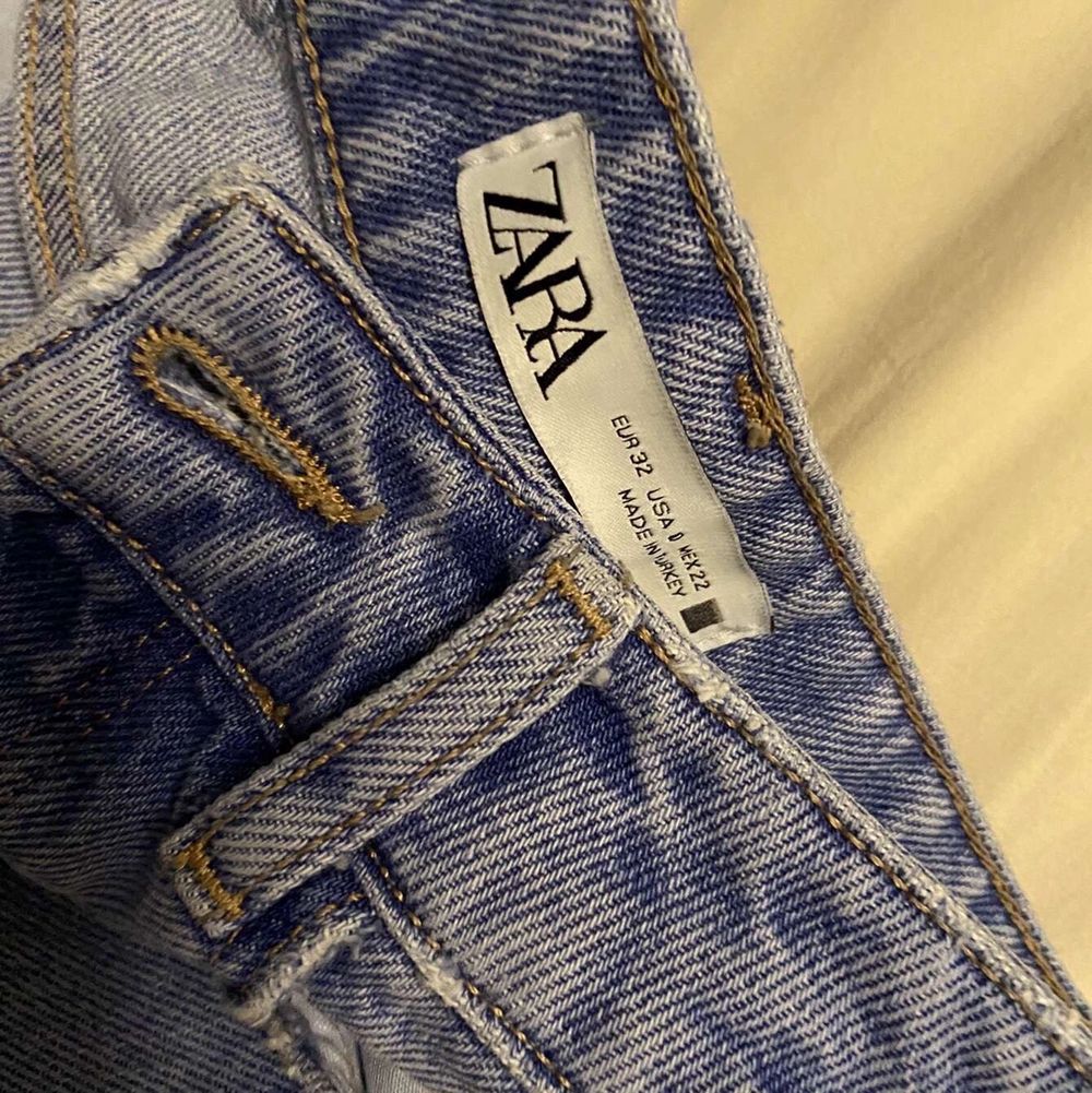Blåa jeans ifrån Zara, tajta och har använt byxorna rätt så ofta men de är fortfarnde i bra skick! Ungefär haft byxorna ett halv år. . Jeans & Byxor.