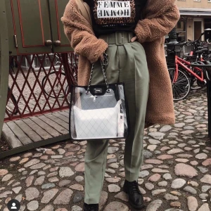 Byxor med tillhörande skärp - Endast använda på bild. I fin dov, militärgrön färg och med tillhörande bälte. 