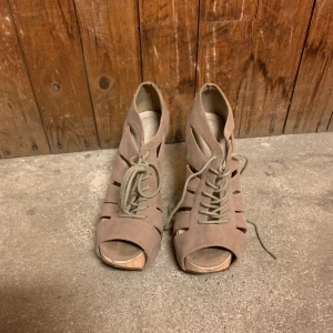 Klackar  - Fina klackar som nya! Använda 3 gånger, tyvärr är klacken för hög för mig. 