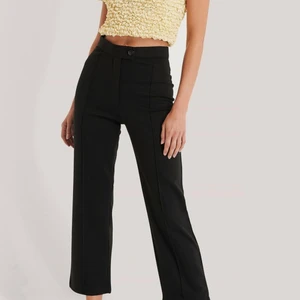 Raka kostymbyxor  - Raka byxor, använda ett fåtal gånger, mjuka i materialet, köppta för ungefär 400kr, NAKD