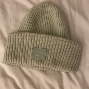 Acne mössa - Mint grön acne mössa , skriv privat för fler bilder HÖGSTA BUD 570 , buda i kommentarerna 
