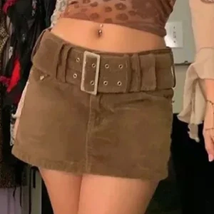 Brun kjol - Jättesnygg brun kjol som tyvärr var för liten för mig. Märkt som S men skulle säga att den är mer lik XS. Bild 1 är lånad! Färgen är mest lik sista bilden. 