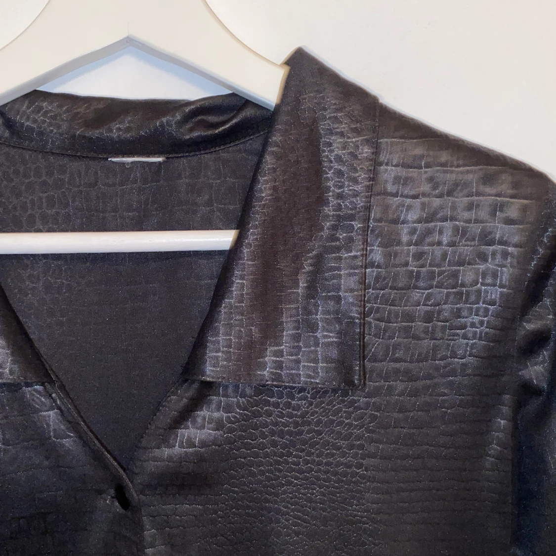 Tajt topp i fake-ormskinn material 🐍  - 90