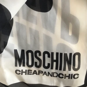 Moschino sjal, scarf, silke  - Sjal i silke från Moschino. Fint skick, sparsamt använd. 