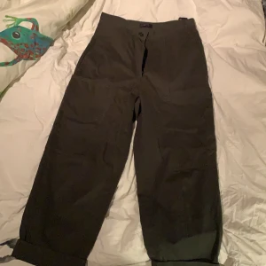 Mörkgröna kostymbyxor - Ett par mörkgröna brallor från COS i kostymbyx material💖