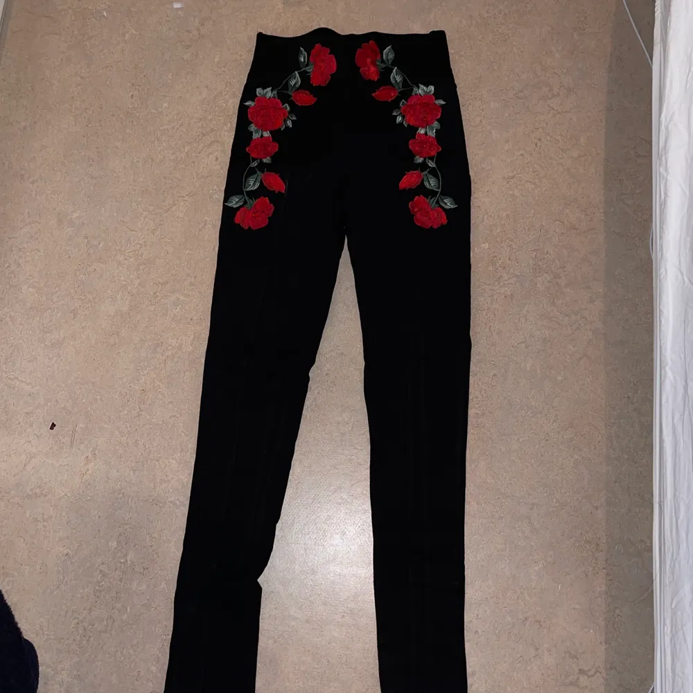 Säljer ett par jätte fina leggings med rosor vid midjan, magen och lite av låret, otroligt sköna och snygga, köpte från NewYorker i storleken 34. Jeans & Byxor.