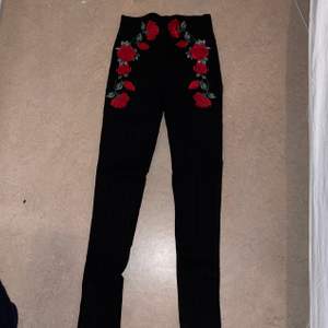Säljer ett par jätte fina leggings med rosor vid midjan, magen och lite av låret, otroligt sköna och snygga, köpte från NewYorker i storleken 34