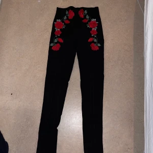 Leggings med rosor  - Säljer ett par jätte fina leggings med rosor vid midjan, magen och lite av låret, otroligt sköna och snygga, köpte från NewYorker i storleken 34