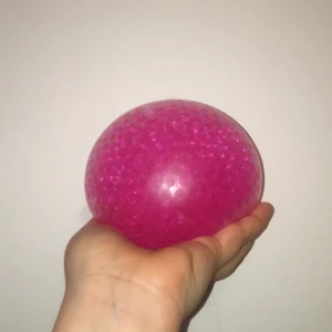 Rosa skön stressboll❤️ - Jag säljer en stressboll som är jätteskön! Jag säljer den för att jag inte har någon användning för den. Vid intresse eller frågor så kontakta mig privat så svarar jag på allt!❤️ ni kan fråga om ett lägra pris om det inte funkar!