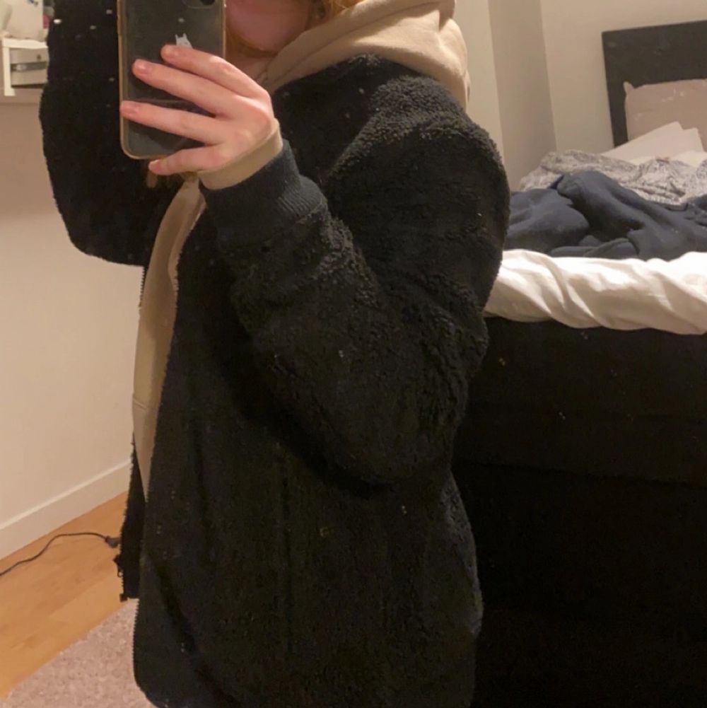 Säljer min jättefina o jättesköna peak teddyjacka då jag vill ha nått nytt till våren. Den är lite oversized på mig som är en S (jackan är M). endas använt ett fåtal ggr under hösten 2020. 1400kr ny skulle kunna tänka mig sälja den för 600kr + frakt (66kr). . Jackor.