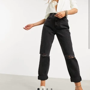 ASOS jeans - Jeans från ASOS köpta i höstas för ca 500kr. I storlek 25/32 men skulle nog säga att de mer är 25/30, beror kanske på hur man vill att de ska sitta. Hålen har spruckit mer åt sidorna och blivit bredare men tycker själv att det bara ser bättre ut och mer likt bilden, annars samma skick. Kan ta egna bilder ifall du är intresserad