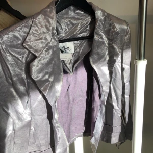 Kavaj silver  - Supersnygg, ball, vintage silver kavaj, aldrig använd. Vet inte riktigt vad det är för storlek men passar mig som har S i toppar. Köpare står för frakt 