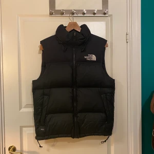 North Face väst - Svart North Face väst. Nypris 2500 kr. Köpt för ett år sedan men väldigt bra skick. Storlek herr S men passar även dam M. Köparen betalar frakt vilket är 90 kr. 
