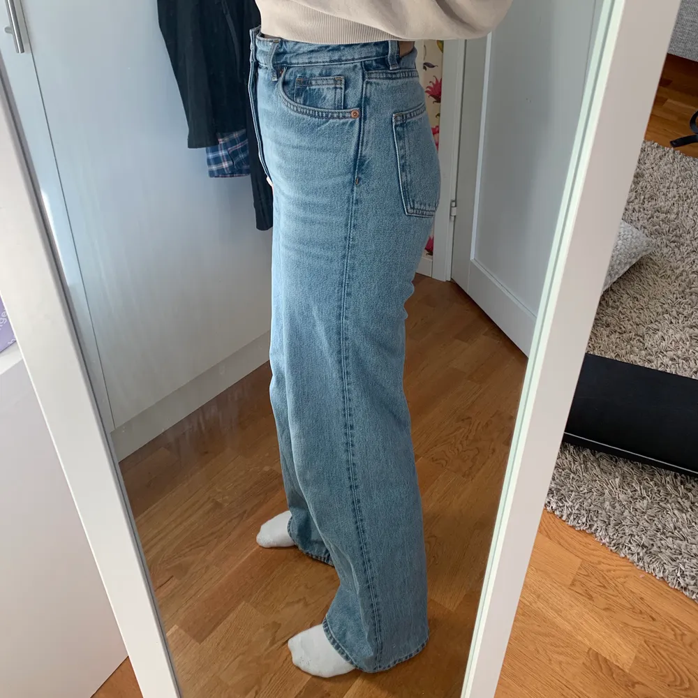 Säljer mina blåa wide leg jeans ifrån Monki, i modellen YOKO. Använda men i bra skick. Storlek 26 och perfekt längd på mig som är 167cm. Jeans & Byxor.