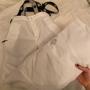 Helt nya skidbyxor  - Byxor från Everest. Aldrig använda, lappen är kvar! Nypris är 600kr