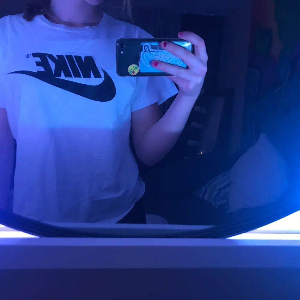 fake nike t-shirt säljes. storlek m men är mycket liten i storlek. passar xs-s också. T-shirts.