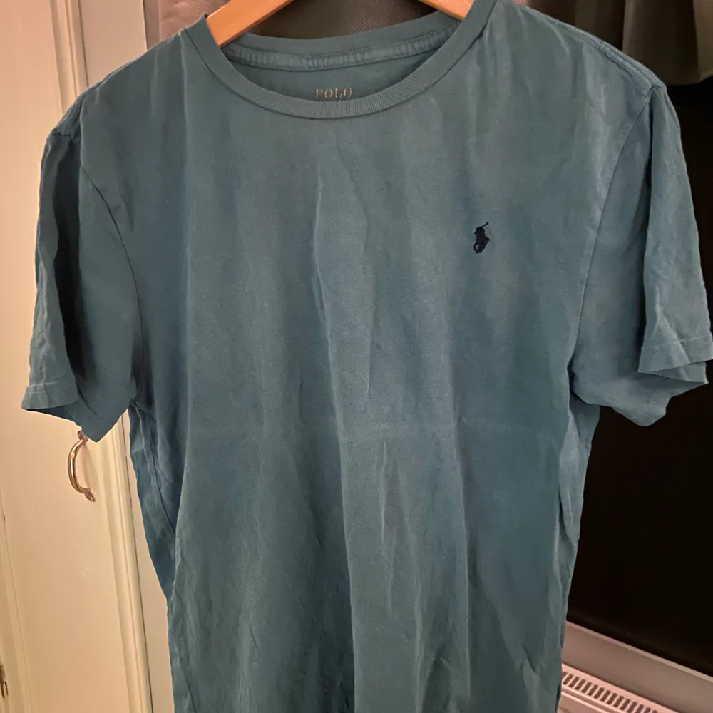 En ljusblå Polo Ralph Lauren T-shirt utan tryck i storlek S. Denna t-shirt köpte jag i Miami för 2 år sedan. Tröjan är också i väldigt bra skick.                           🔺Välj en till t-shirt från min profil så får du fler t-shirts för samma frakt! . T-shirts.