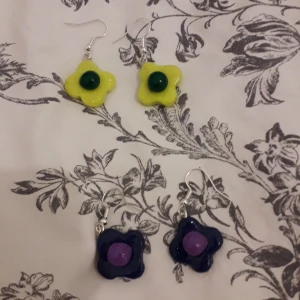 Blommörhängen  - Egengjorda örhänngen av lera. Frakt ingår. 1 par örhängen för 45 kr. 
