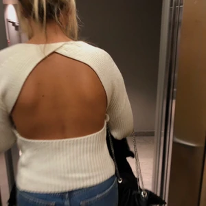 Tröja med öppen rygg - Jättefin vit tröja med öppen rygg, kommer inte till användning tyvärr. Köpare står för frakt 🤍 strl 36