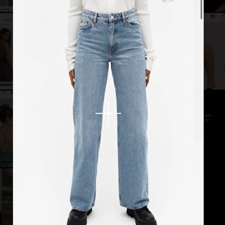 Snygga vida yoko jeans från monki. Jag är 170 cm och går ner till marken Köparen står för frakt 66kr💙💙. Jeans & Byxor.