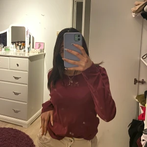 Vinröd långärmad tröja - Säljer denna långärmade tröjan från Espirit som knappt är använd💗Det står att den är i XL men den sitter som en S