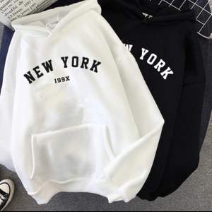 Två coola hoodies med New York motiv🏙🙌🏼 Båda funkar för storlekar som XS,S och M🙀 Dom är både sköna och snygga🤩 Båda tröjorna följer med vid köp😇 För mer info, meddela oss😜 Vi täcker frakten och övriga kostnader!