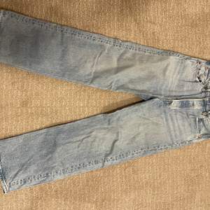Ljusa Levis jeans i storlek 29 modellen heter ribcage straight och på mig som är 174 cm slutar dem precis innan foten 