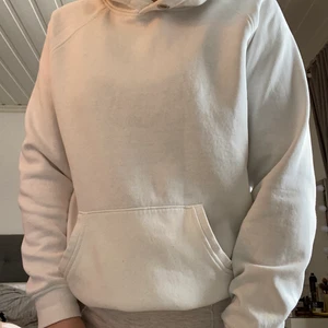 Vit hoodie  - Vit hoodie från bikbok storlek S. Passar xs-m, beroende på fit! 