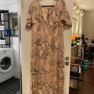 Indiska-långklänning - Långklänning från indiska med slits på båda sidor 