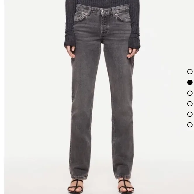 Helt slutsålda jeans från zara. oanvända med prislapp kvar som säljs pga fel storlek.🦋                          . Jeans & Byxor.