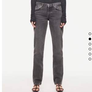 Helt slutsålda jeans från zara. oanvända med prislapp kvar som säljs pga fel storlek.🦋                          